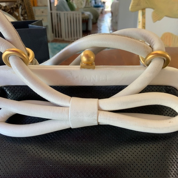 CHANEL PERFORATED KISS TOP CLOSURE BOW BLACK HANDBAG - Picture 3 of 14